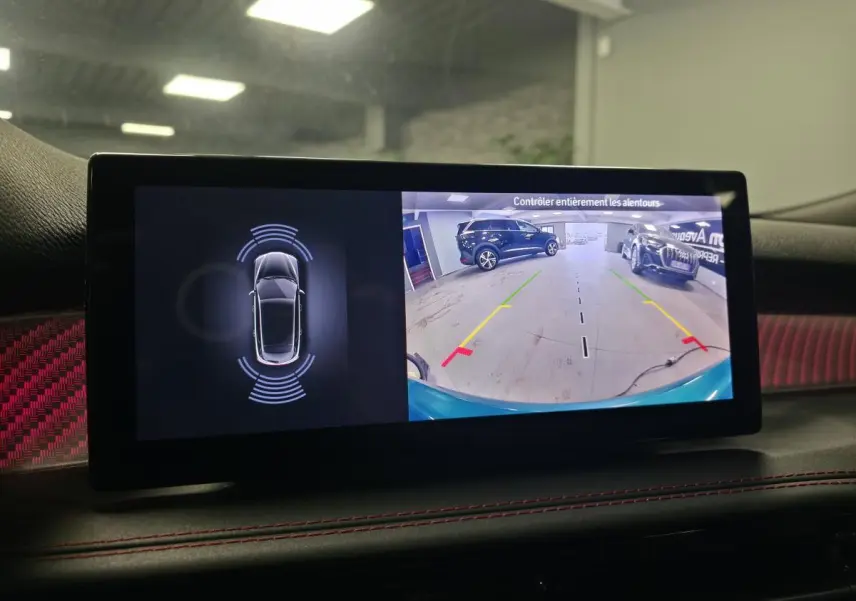 Écran du tableau de bord de l'Alfa Romeo Tonale montrant la caméra de recul et l'aide au stationnement active.