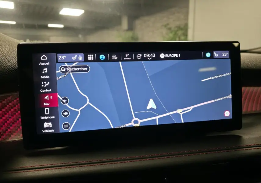 Écran tactile central du tableau de bord de l'Alfa Romeo Tonale affichant la navigation GPS en intérieur.