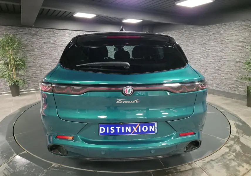 Vue arrière d'une Alfa Romeo Tonale 2024 vert Montreal avec toit noir et feux arrière full LED.