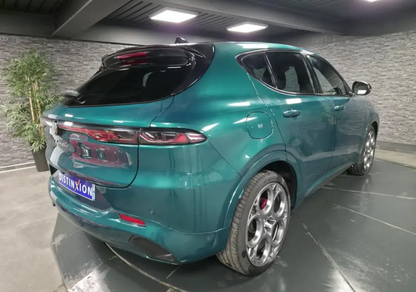 Alfa Romeo Tonale vert Montreal en 3/4 arrière droit, avec jantes 20 pouces et toit noir brillant.