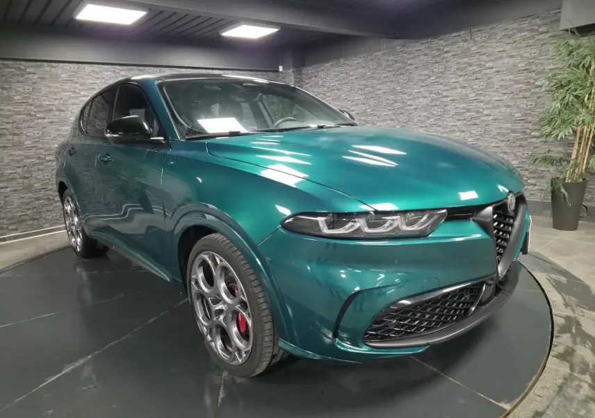 Vue 3/4 avant gauche d'une Alfa Romeo Tonale 2024 vert Montreal avec jantes 20 pouces et étriers rouges.