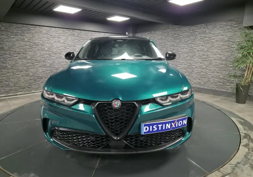 Vue frontale d'une Alfa Romeo Tonale 2024 vert Montreal avec calandre noire et phares Matrix Full-LED.