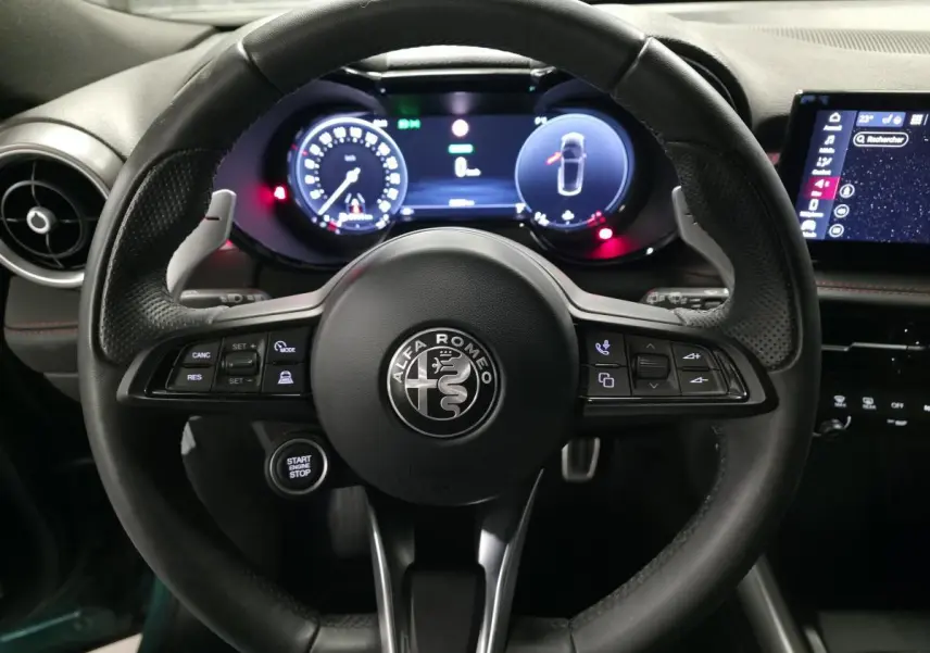 Volant sport en cuir noir avec commandes intégrées et tableau de bord digital de l'Alfa Romeo Tonale 2024.