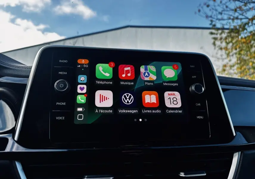 Écran tactile central du Volkswagen T-Roc 2024 affichant l'interface Apple CarPlay en intérieur.