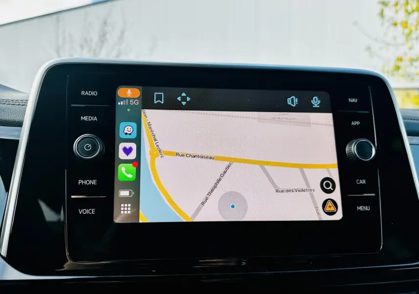 Écran tactile central du Volkswagen T-Roc gris 2024 affichant une carte de navigation en mode jour.
