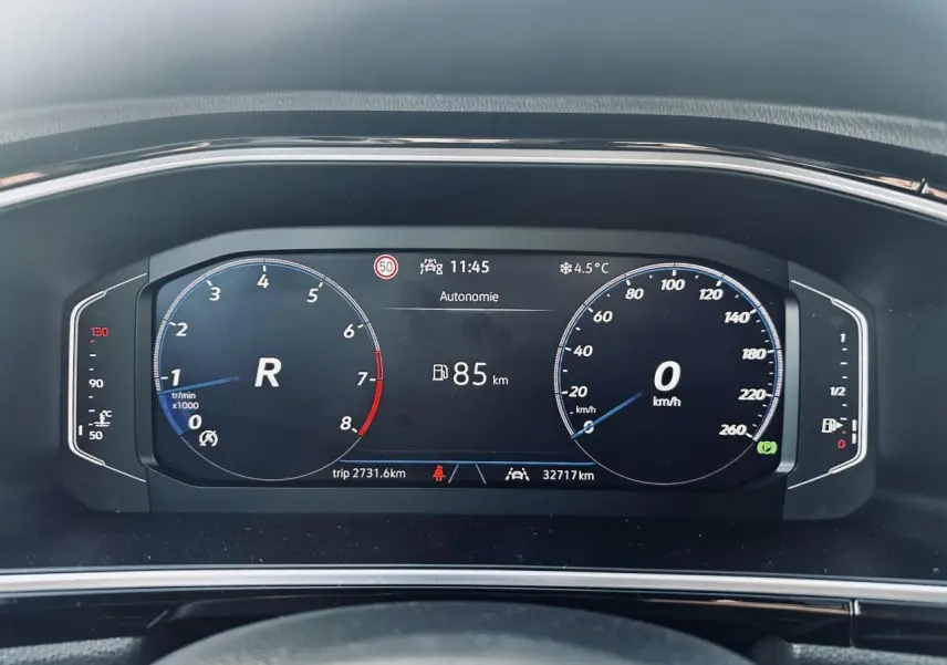 Combiné d'instruments digital du Volkswagen T-Roc 2024 affichant la vitesse, régime moteur et autonomie en mode R