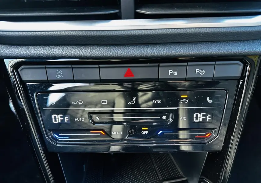 Panneau de commande de climatisation tactile bi-zone noir brillant du Volkswagen T-Roc R-Line 2024.