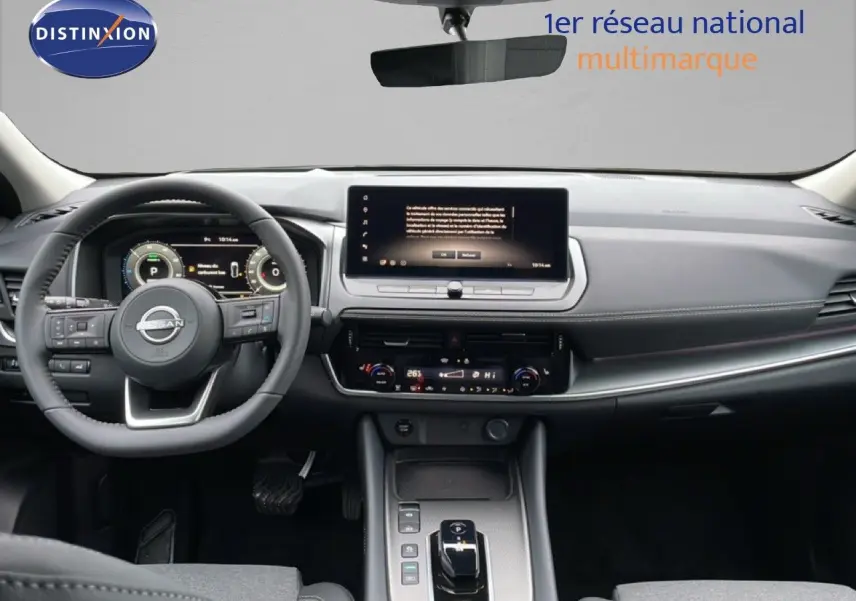 Vue frontale de l’intérieur du Nissan Qashqai 2025, tableau de bord moderne avec écran tactile et volant multifonction noir.