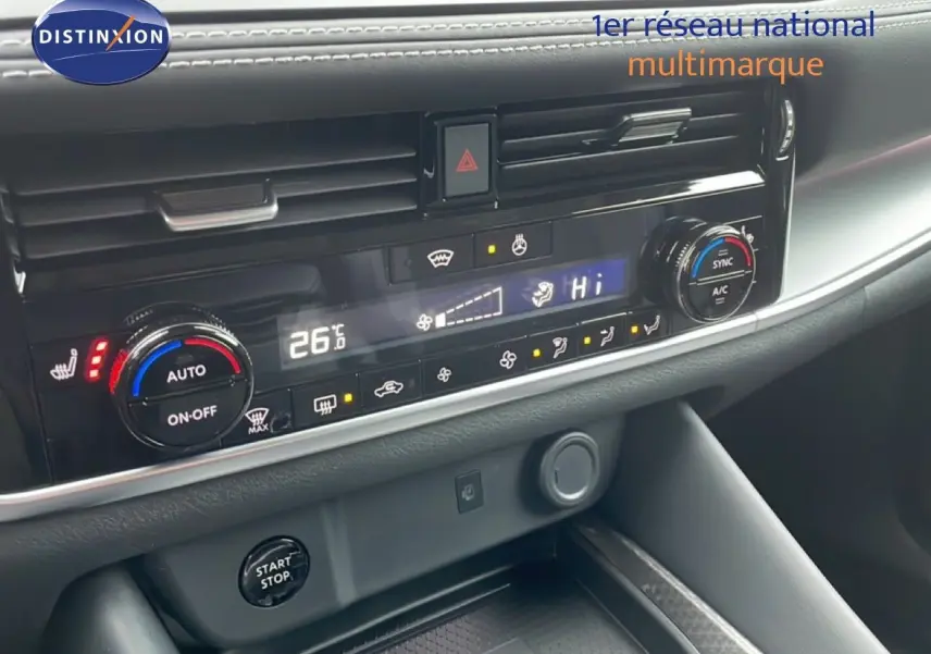 Vue rapprochée du tableau de bord du Nissan Qashqai 2025 noir perle métal, mettant en valeur la climatisation automatique et les commandes digitales.