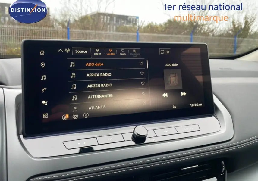 Écran tactile central du Nissan Qashqai noir perle métal 2025 affichant les stations radio DAB+ en intérieur.