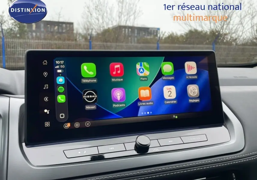 Écran tactile central du Nissan Qashqai 2025 affichant les applications connectées, dans un intérieur clair.