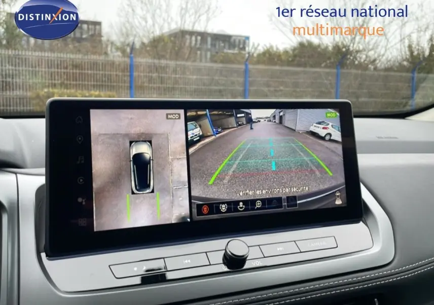 Écran central du Nissan Qashqai 2025 noir perle métal montrant la caméra 360° et vue arrière en stationnement.