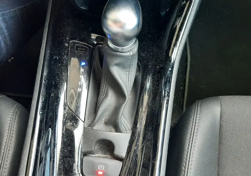 Vue rapprochée des commandes de lève-vitres et rétroviseurs sur la porte côté gauche du Toyota C-HR noir 2023.