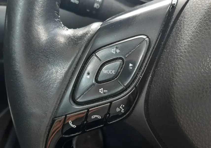 Écran tactile du système de navigation du Toyota C-HR 1.8 Hybrid 2023, affichant une carte routière en intérieur noir.