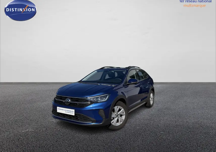 Volkswagen Taigo bleu métallisé en 3/4 avant droit, avec jantes alliage et feux LED allumés.