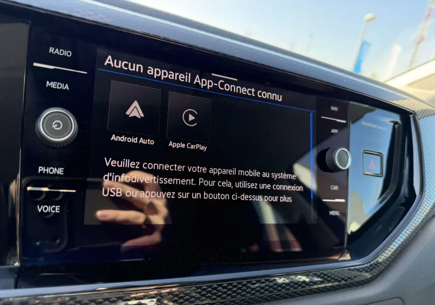 Gros plan sur l'écran tactile central du Volkswagen Taigo bleu, affichant le menu App-Connect sans appareil connecté.