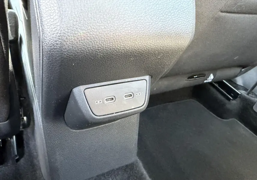 Prise USB-C double en bas de la console centrale arrière du Volkswagen Taigo 2025, intérieur noir.