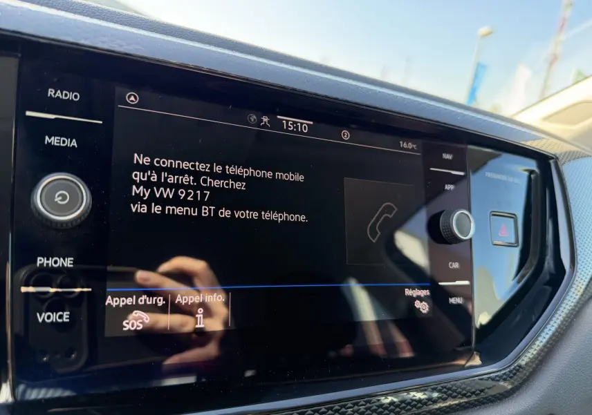 Écran tactile central du tableau de bord du Volkswagen Taigo, affichant les options de connexion Bluetooth.
