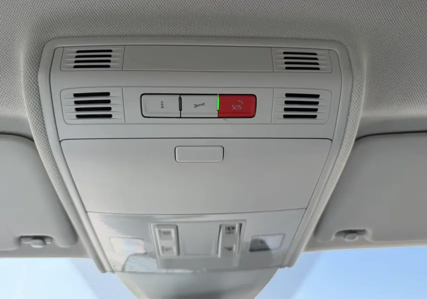 Vue intérieure du plafonnier gris clair avec bouton SOS rouge et commandes d'éclairage du Volkswagen Taigo 2025.