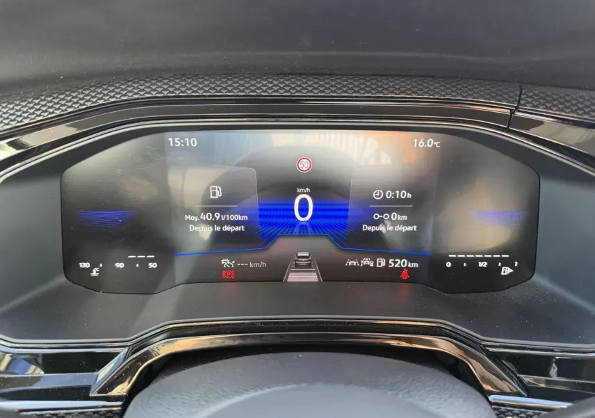 Vue rapprochée du combiné d'instruments digital du Volkswagen Taigo 2025 affichant vitesse, autonomie et alertes.