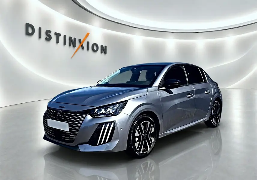 Peugeot 208 1.2 100 Allure gris Artense en 3/4 avant droit, avec calandre distinctive et jantes alu bicolores.