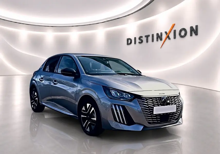 Peugeot 208 gris artense vue 3/4 avant droit dans un showroom lumineux avec logo Distinxion en arrière-plan.