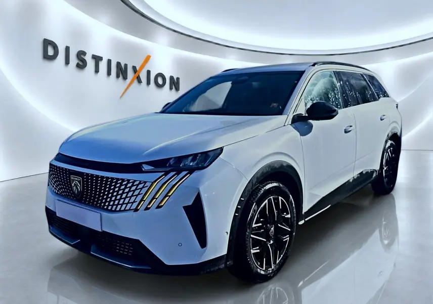 Peugeot 5008 Hybrid 145 allure e-dcs6 blanc, vue 3/4 avant droit avec calandre distinctive et jantes noires.