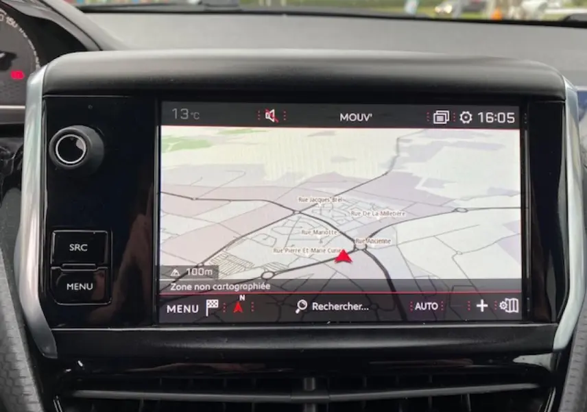 Écran tactile de navigation 3D du Peugeot 2008 GT Line 2017, affichant une carte en mode jour.