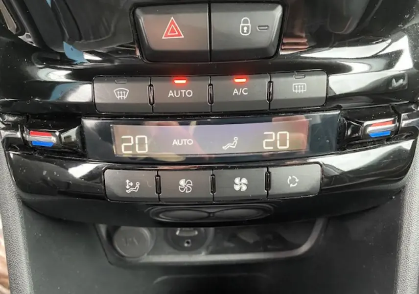 Panneau de commande de la climatisation automatique bizone du Peugeot 2008 GT Line 2017 en noir brillant.