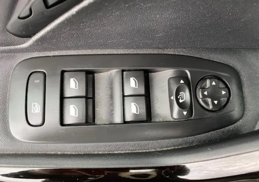 Panneau de commandes des vitres et rétroviseurs côté conducteur du Peugeot 2008 gris foncé, version GT Line 2017.