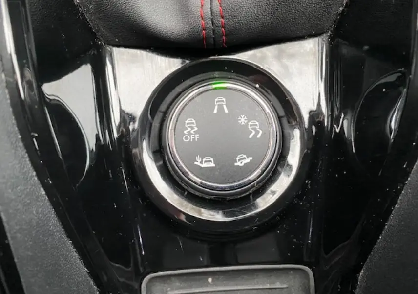Gros plan sur le sélecteur de modes de conduite du Peugeot 2008 GT Line 2017, finition noire brillante.