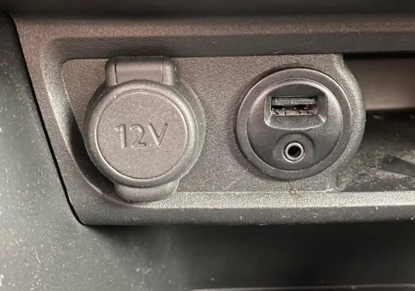 Prise 12V et port USB en gros plan dans l'habitacle du Peugeot 2008 gris foncé, version GT Line 2017.