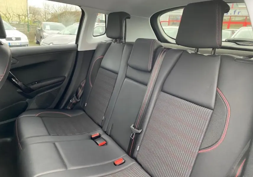 Vue intérieure sur les sièges arrière en cuir noir avec surpiqûres rouges du Peugeot 2008 GT Line 2017.