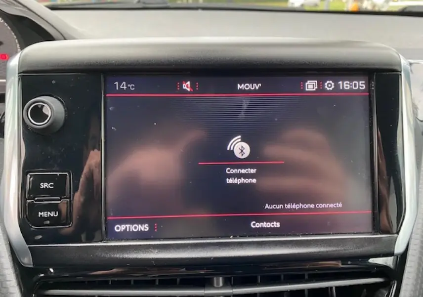 Écran tactile central de la Peugeot 2008 GT Line 2017 affichant la connexion Bluetooth, entouré de commandes noires.