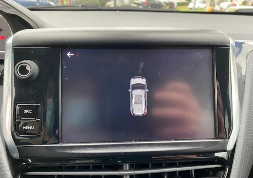 Écran tactile central du Peugeot 2008 2017 affichant la vue aérienne du véhicule en gris foncé.