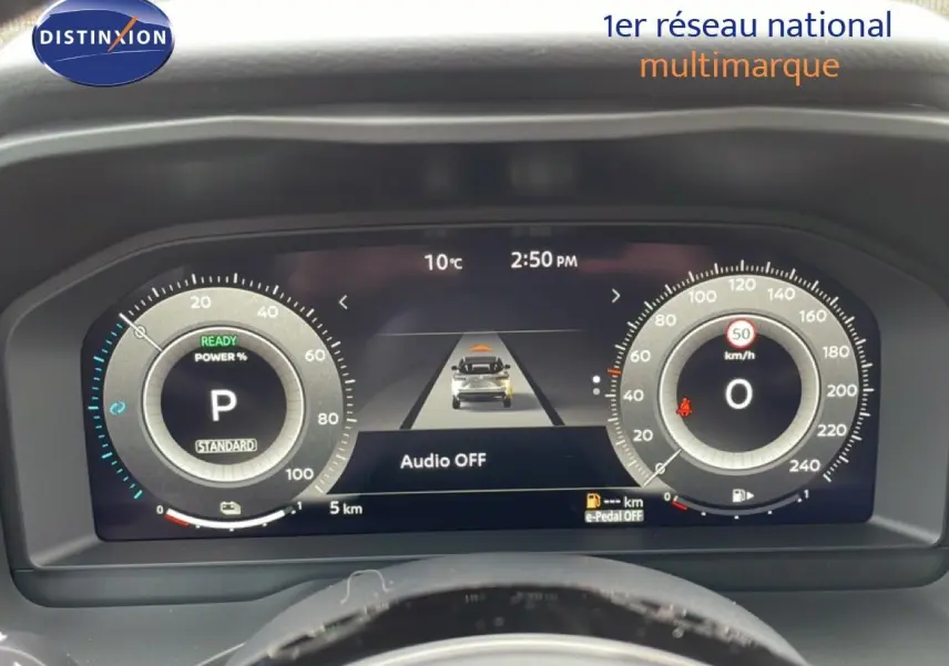 Tableau de bord numérique du Nissan Qashqai gris, affichant la vitesse, la température et l'état du véhicule à 2h50.