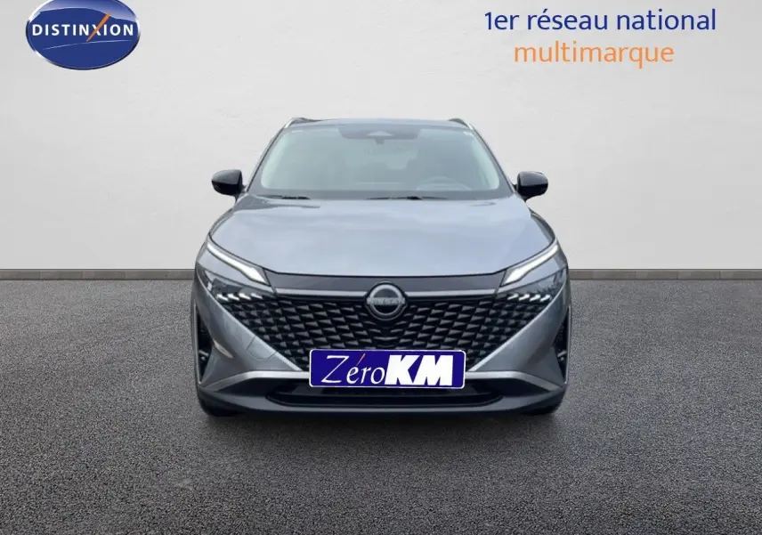 Vue avant d'un Nissan Qashqai 2025 gris squale métal avec calandre noire et phares LED fins.