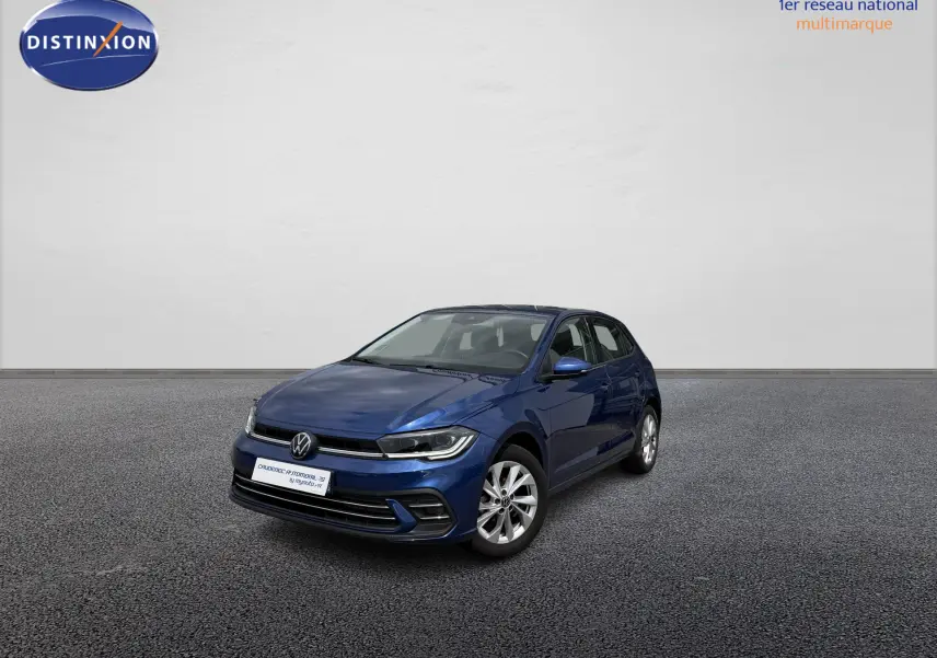 Volkswagen Polo bleue en 3/4 avant droit, avec jantes alliage et phares LED Matrix visibles.