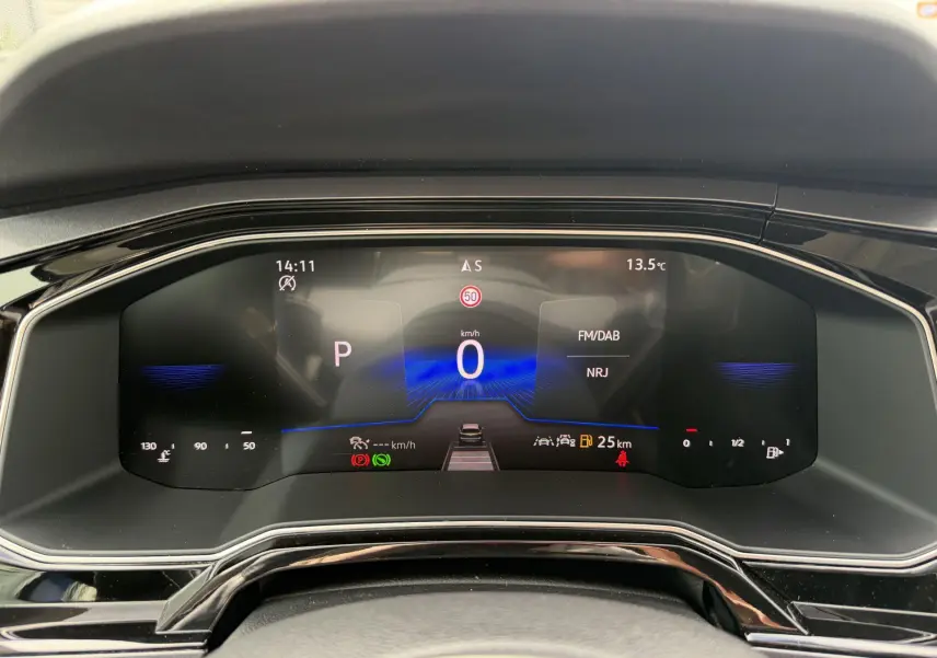 Combiné d'instruments digital de la Volkswagen Polo 2025 affichant vitesse, radio et alertes, vu de face.