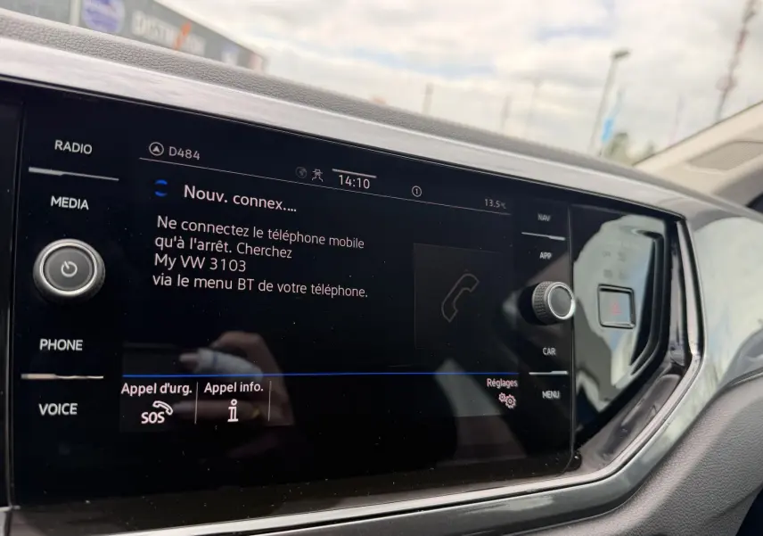 Écran tactile central de la Volkswagen Polo 2025 affichant les options de connexion Bluetooth, vue intérieure côté conducteur.