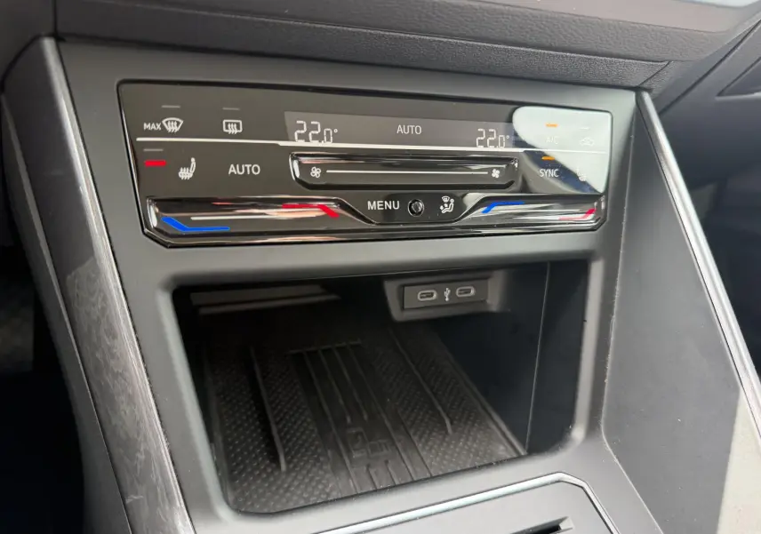 Vue rapprochée de la console centrale de la Volkswagen Polo 2025, montrant la climatisation automatique tactile bi-zone et ports USB.