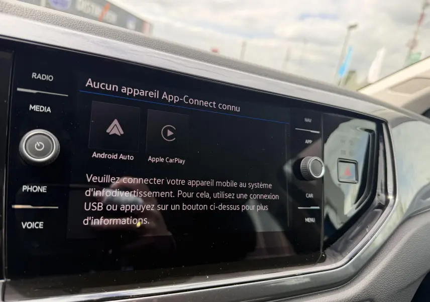 Vue rapprochée de l'écran tactile multimédia noir du Volkswagen Polo 2025 avec interface App-Connect affichée.
