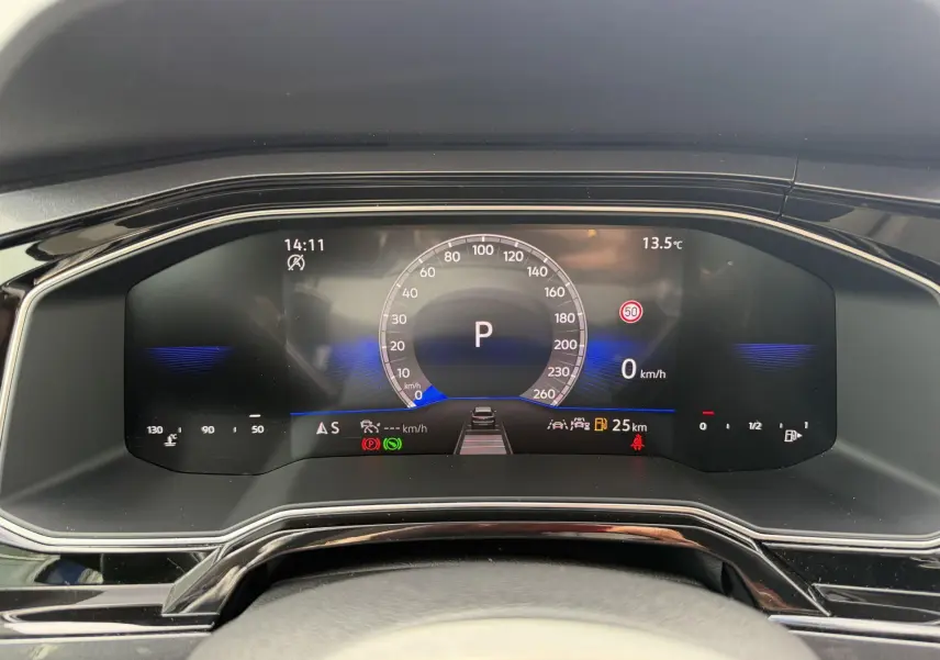 Vue rapprochée du combiné d'instruments digital de la Volkswagen Polo 2025 affichant la vitesse et les alertes.
