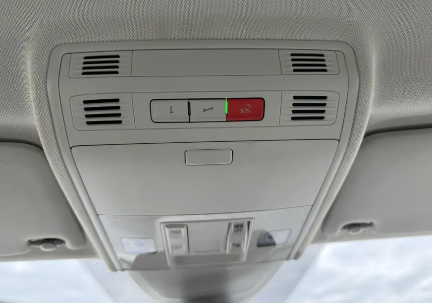Vue intérieure du plafonnier avec boutons SOS et ventilation d'air de la Volkswagen Polo bleue 2025.