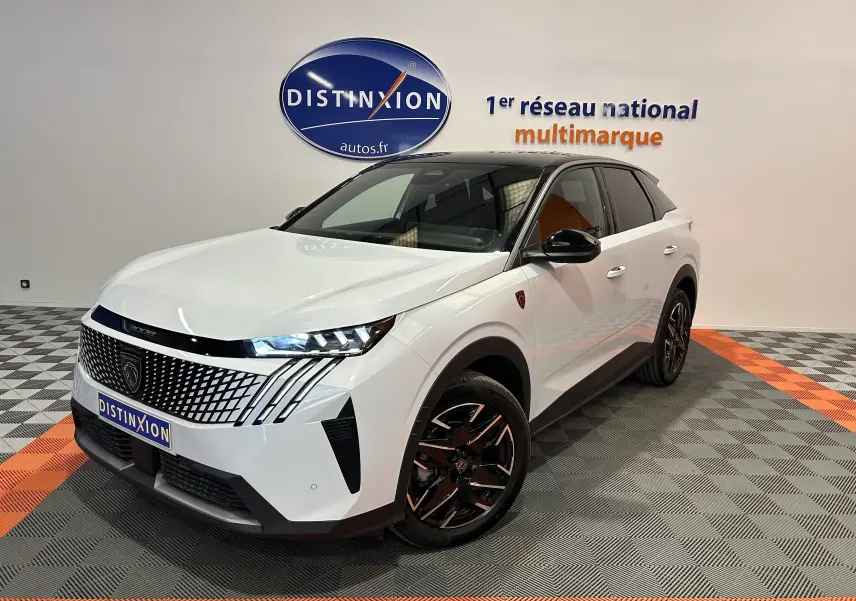 Peugeot 3008 Hybrid blanc Okenite en 3/4 avant droit, avec jantes noires et toit noir contrasté.
