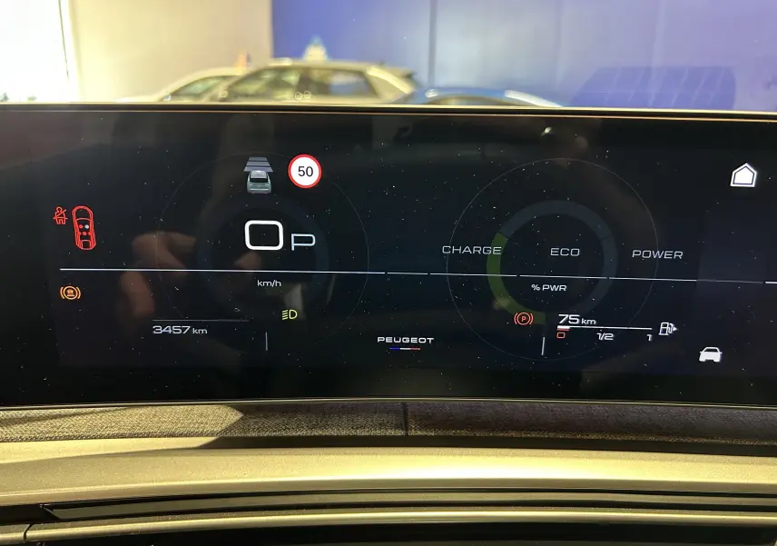 Affichage numérique du tableau de bord du Peugeot 3008 Hybrid 2025, montrant la vitesse, autonomie et modes charge, éco, puissance.