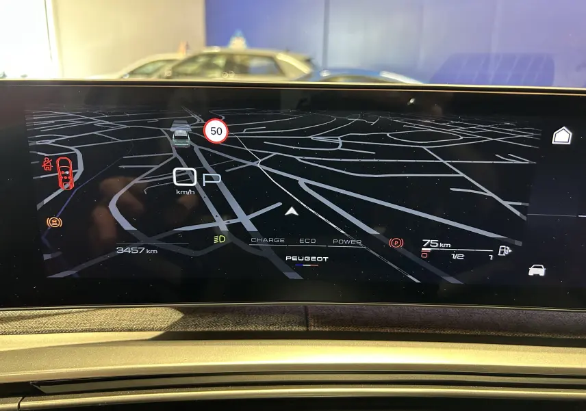 Écran tactile du tableau de bord du Peugeot 3008 Hybrid 2025 affichant la navigation et les informations de conduite.