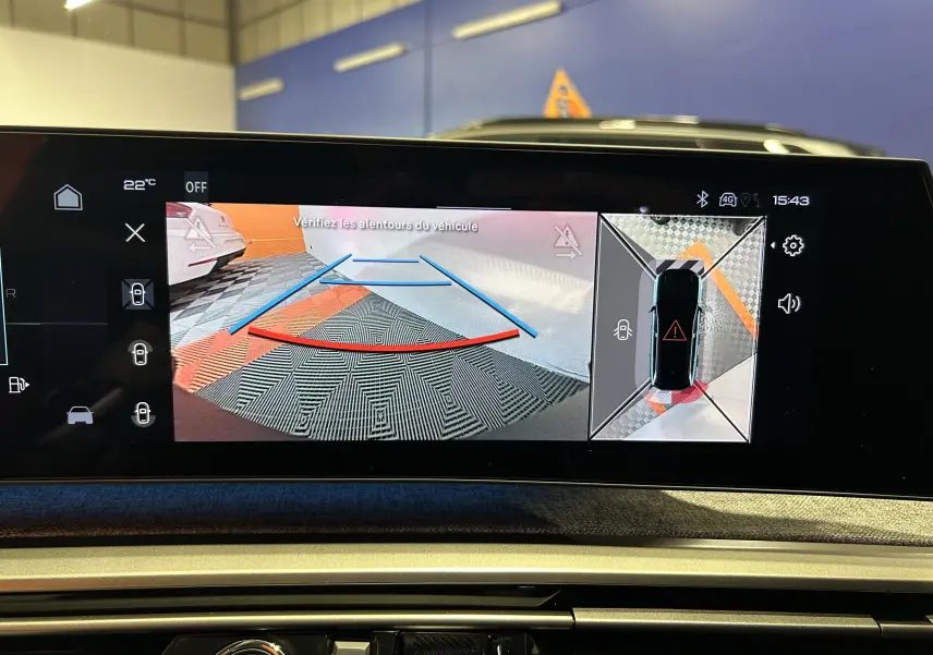Écran intérieur du Peugeot 3008 Hybrid blanc montrant la caméra de recul et la vue à 360° en mode stationnement.