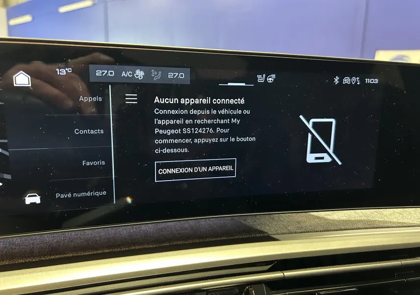 Écran tactile central du Peugeot 3008 Hybrid 2025 affichant la connexion Bluetooth et les commandes climatisation à 27°C.