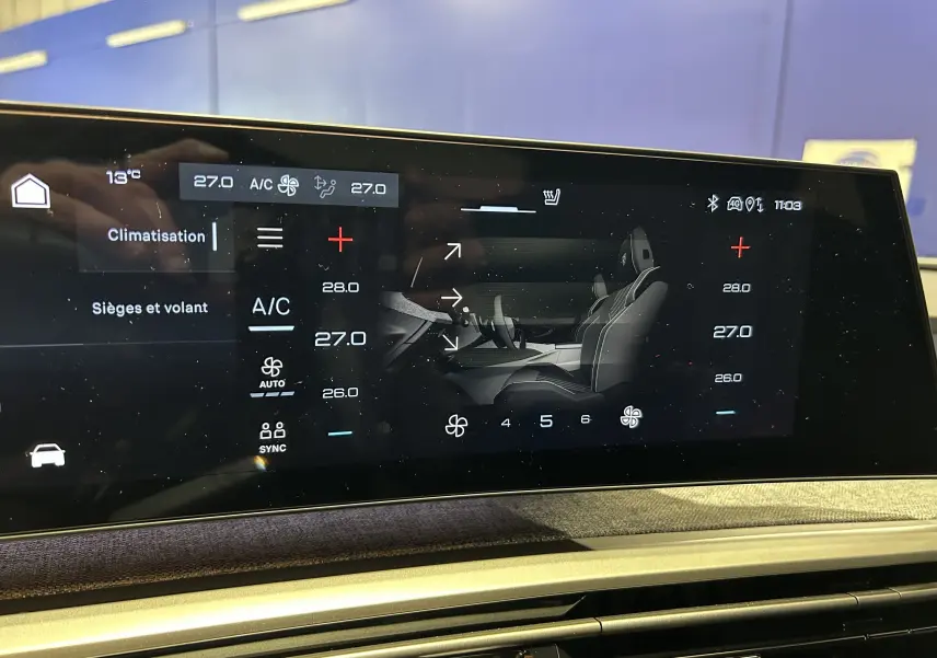 Écran tactile intérieur du Peugeot 3008 Hybrid blanc, affichant le réglage de la climatisation et des sièges chauffants.